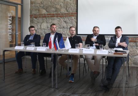 Okrogla miza Notranjsko primorske novice 27 Foto Ljubo Vukelič